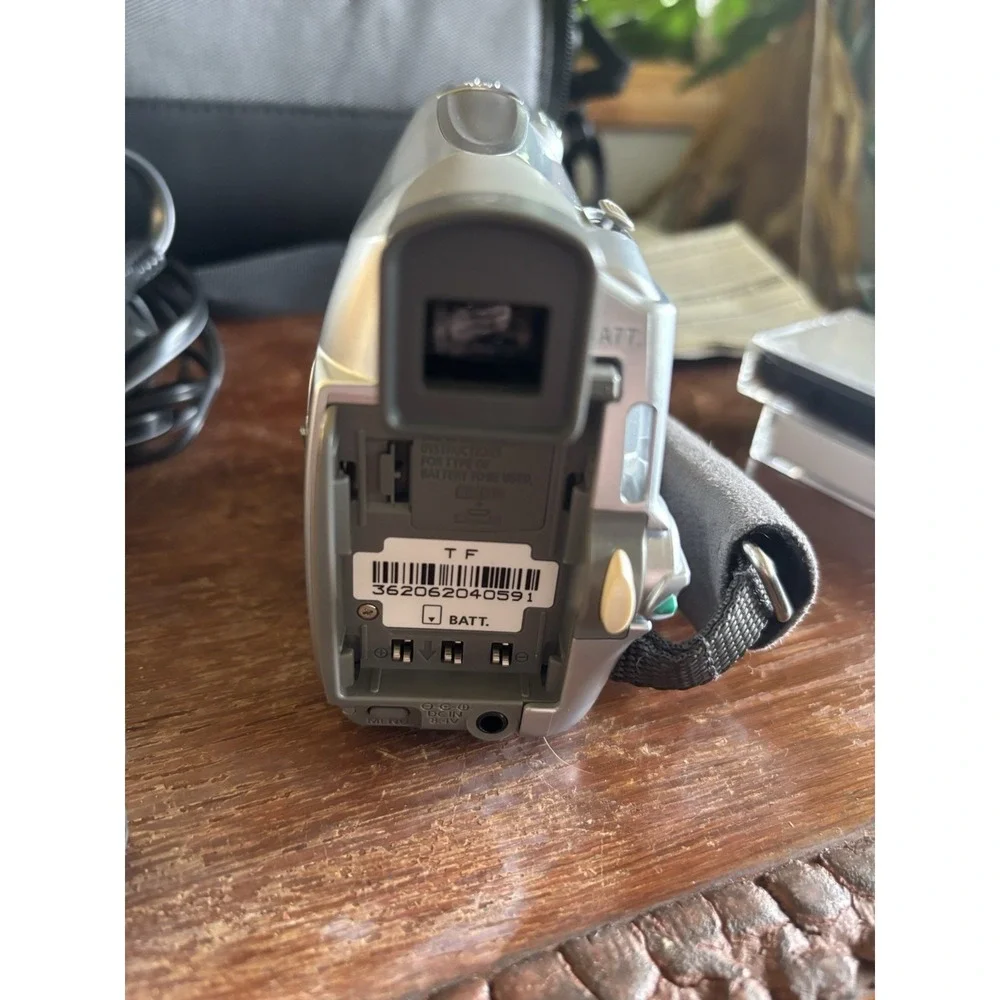 Canon ZR100 MiniDV Camcorder – Tested & Working – w/ Case, Manual, Charger